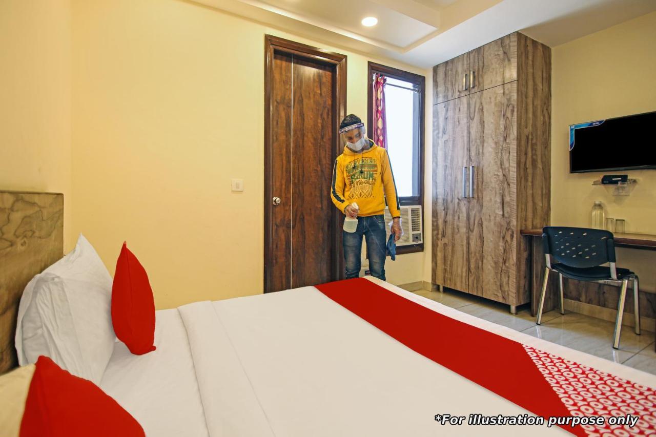 Super Hotel O Hotel Gold Star Нью-Дели Экстерьер фото