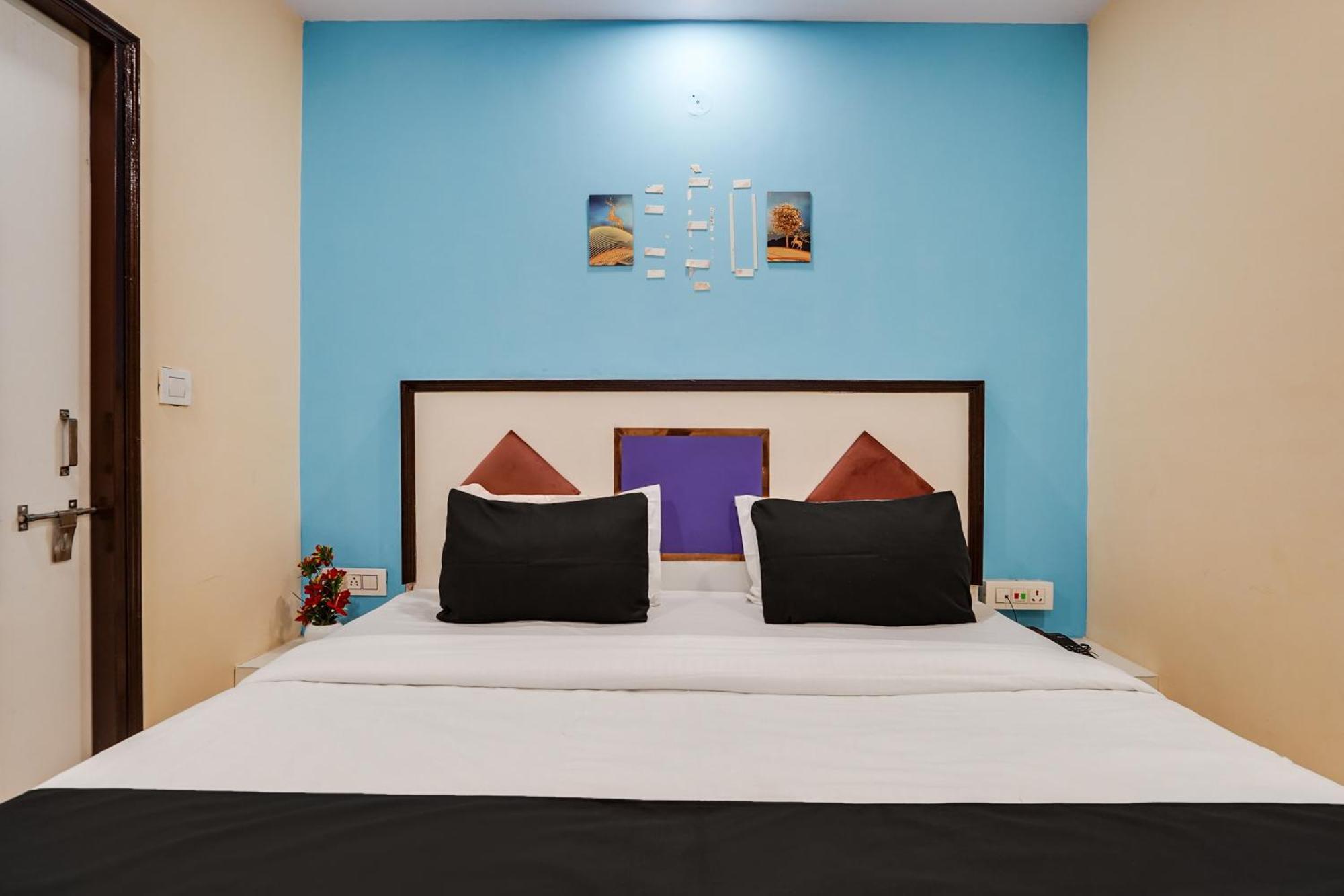 Super Hotel O Hotel Gold Star Нью-Дели Экстерьер фото