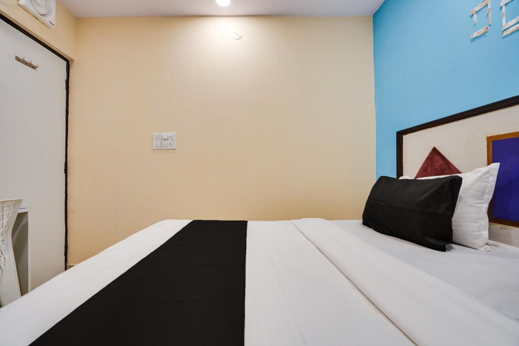Super Hotel O Hotel Gold Star Нью-Дели Экстерьер фото