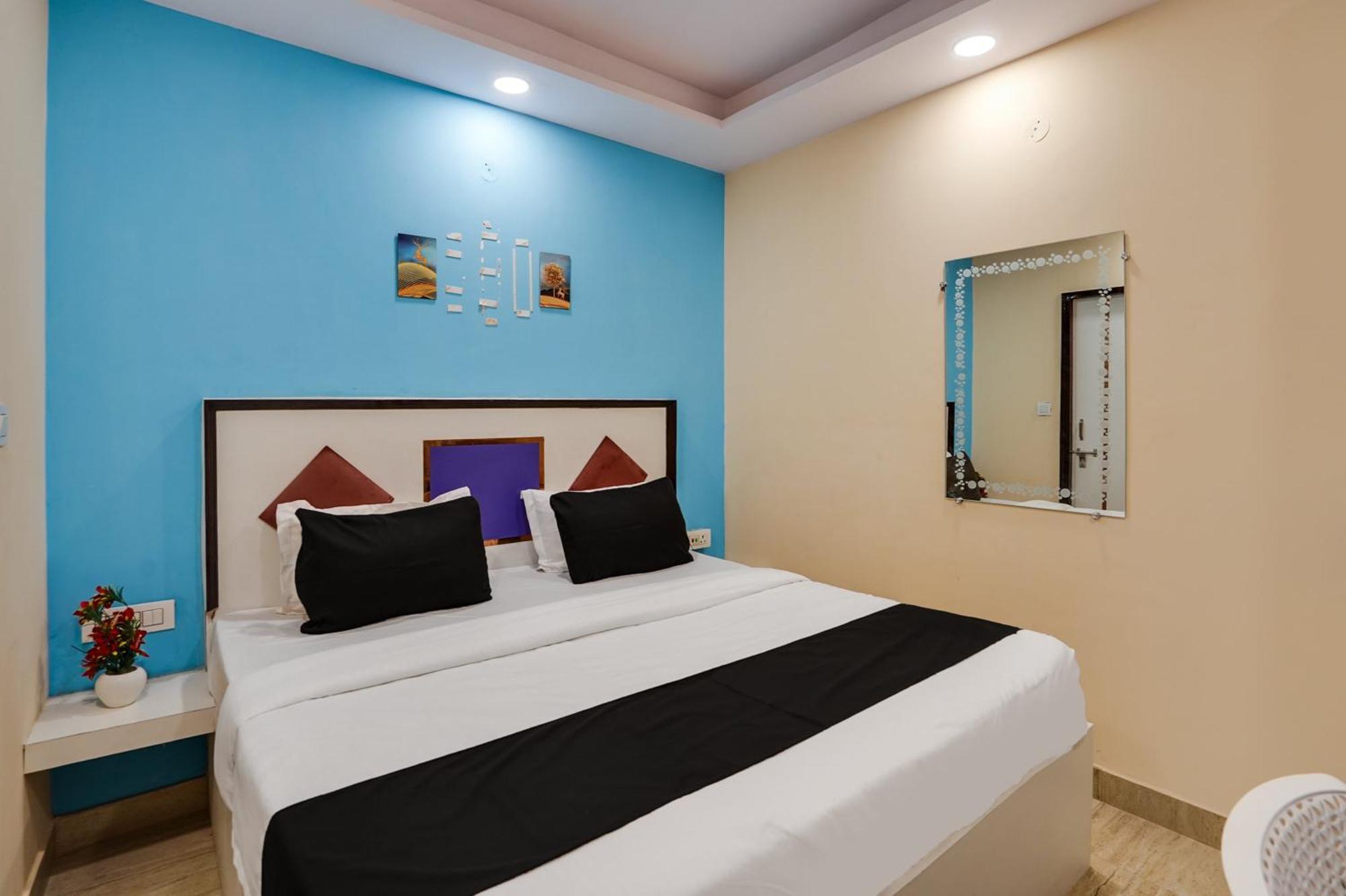 Super Hotel O Hotel Gold Star Нью-Дели Экстерьер фото