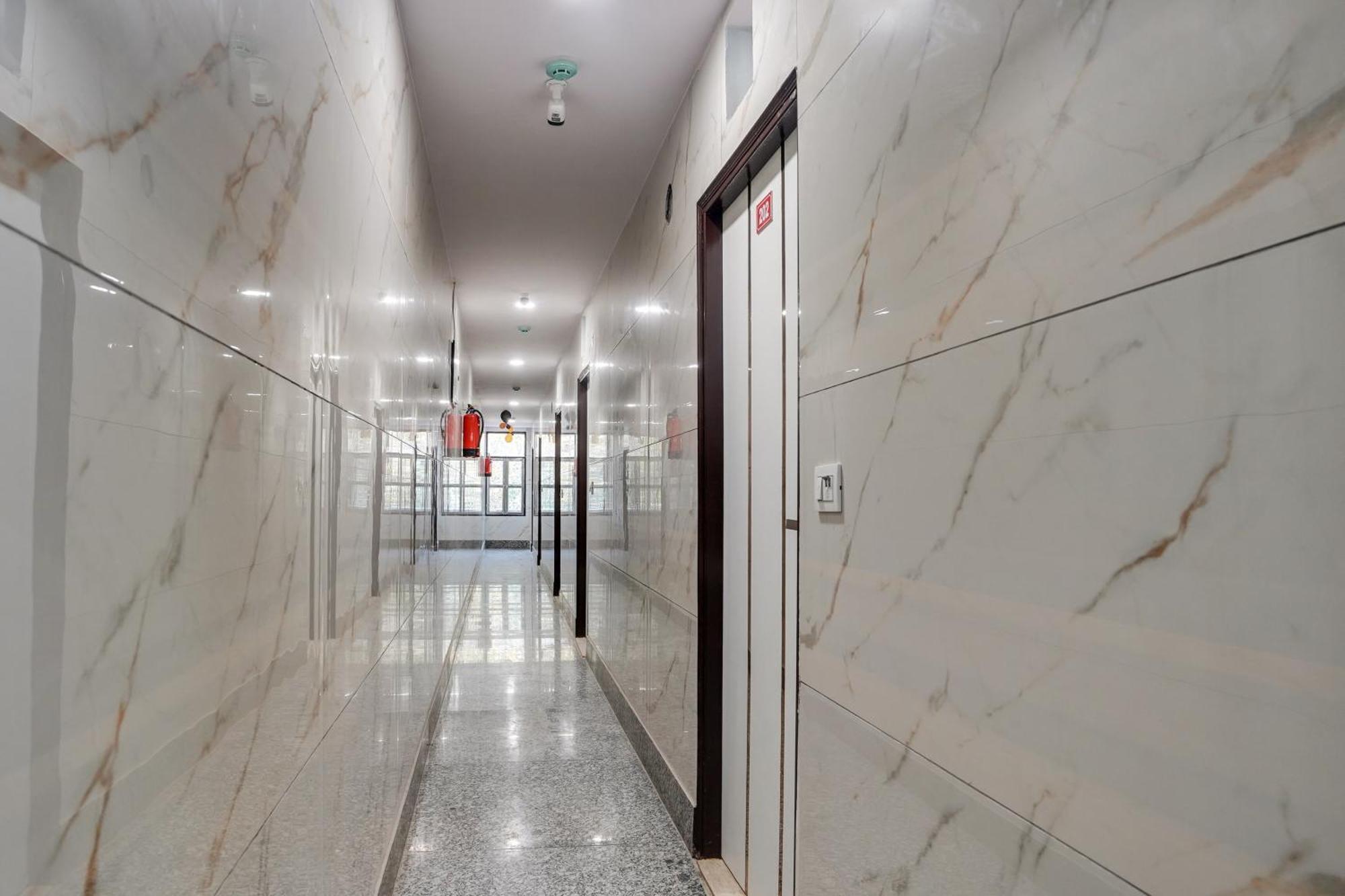 Super Hotel O Hotel Gold Star Нью-Дели Экстерьер фото