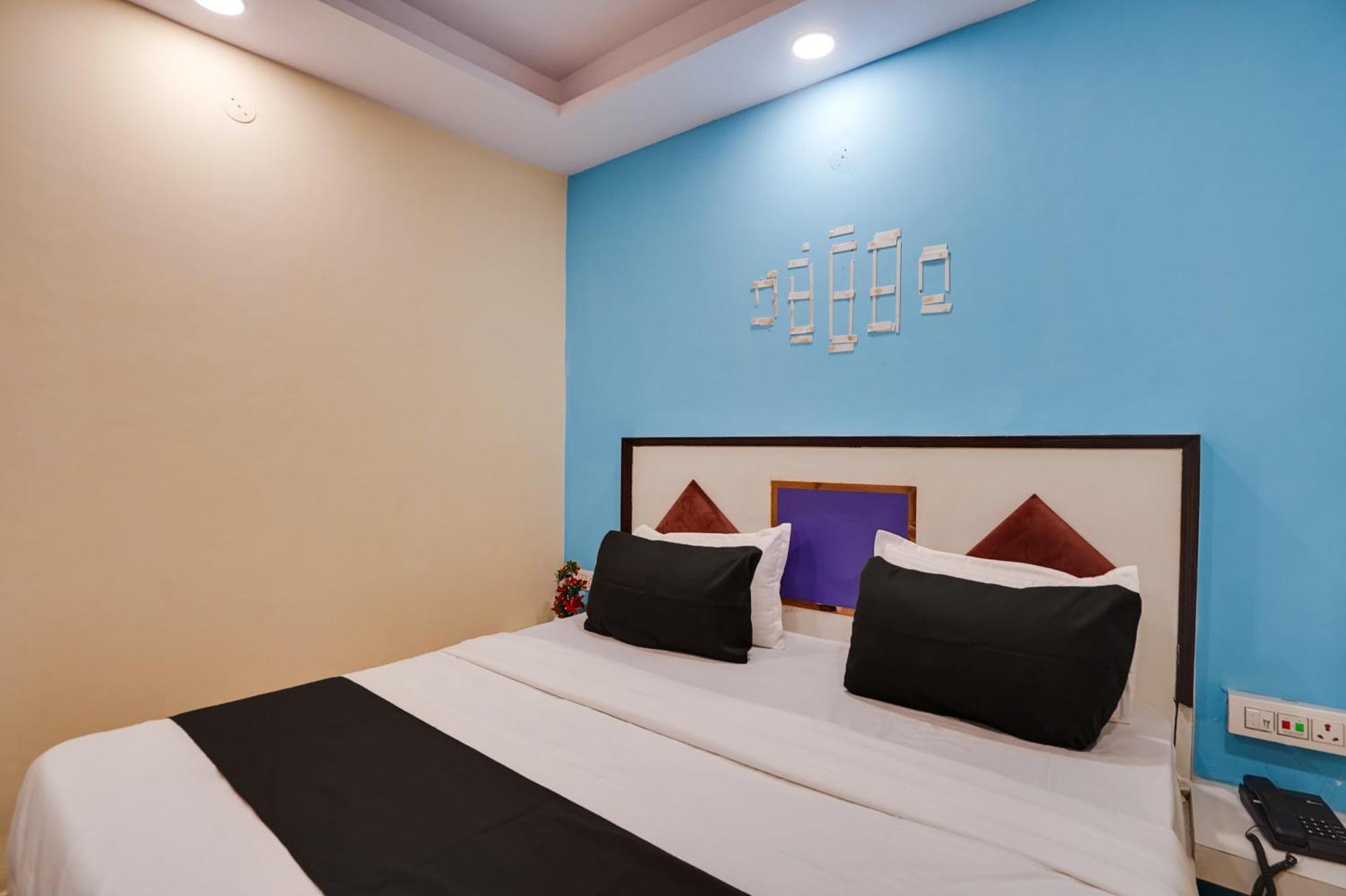 Super Hotel O Hotel Gold Star Нью-Дели Экстерьер фото
