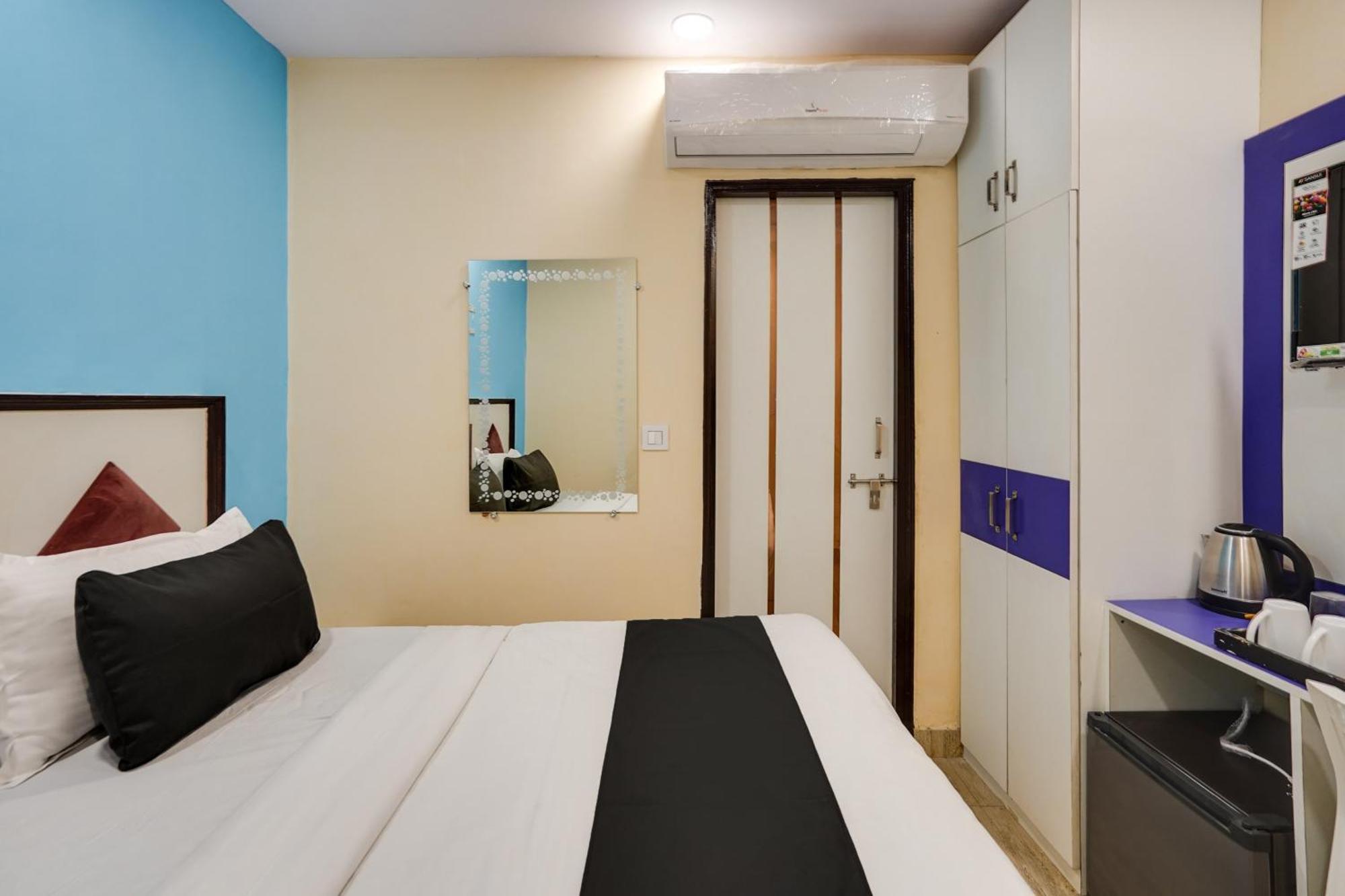 Super Hotel O Hotel Gold Star Нью-Дели Экстерьер фото
