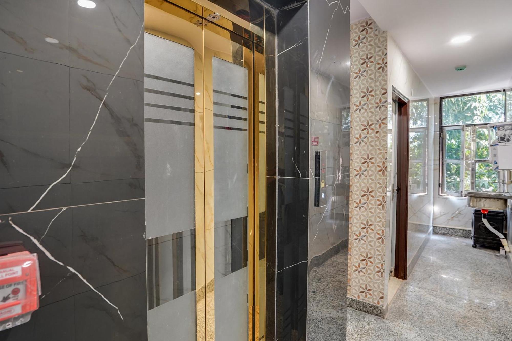 Super Hotel O Hotel Gold Star Нью-Дели Экстерьер фото